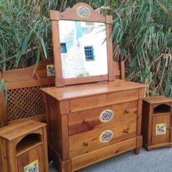 DORMITORIO RUSTICO CON AZULEJOS FLORALES