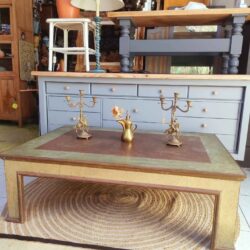 MESA DE LATÓN FIRMADA