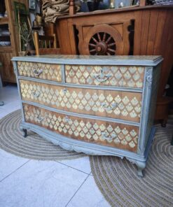 BedroomE VINTAGE LOUISIANA COMODA VINTAGE LOUISIANA