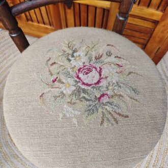 SILLA ANTIGUA BORDADA 7 480253638 1714693572725180 1819622007521035673 n