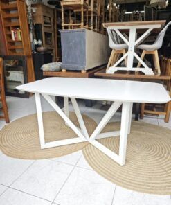 WHITE WOOD AND METAL TABLE DESIGN