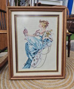 Punto de cruz con abalorios. Perfil femenino con flores y vestido blanco