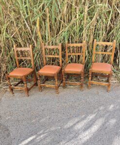 Las sillas de madera maciza y asiento de piel sintética. Estas piezas son ideales para comedores, patios, terrazas cubiertas o espacios con decoración mediterránea, rural o boho. Su diseño atemporal permite integrarlas tanto en ambientes clásicos como en propuestas más contemporáneas que valoran los materiales nobles y el trabajo artesanal.