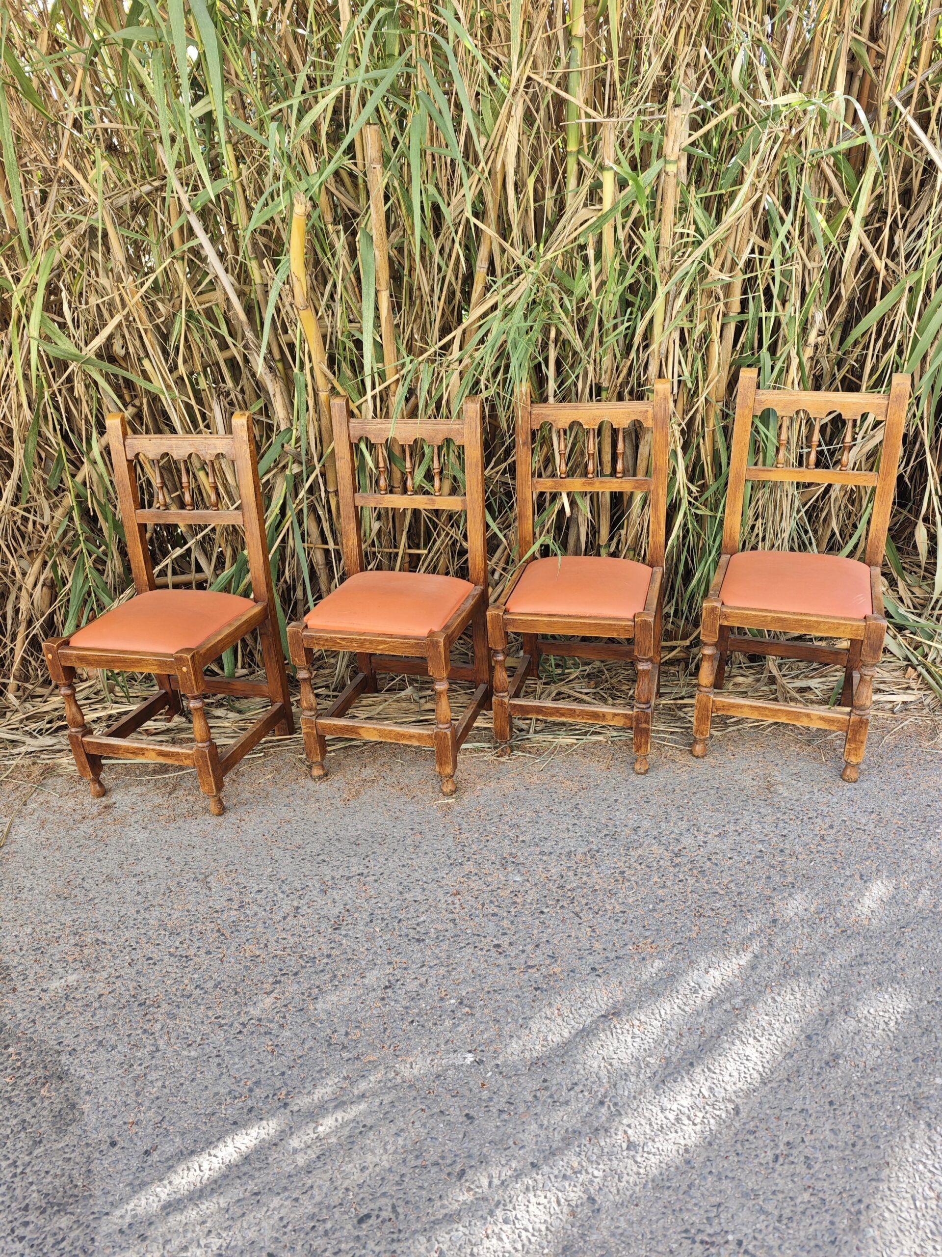 sillas de madera y enea 1 Las sillas de madera maciza y asiento de piel sintética. Estas piezas son ideales para comedores, patios, terrazas cubiertas o espacios con decoración mediterránea, rural o boho. Su diseño atemporal permite integrarlas tanto en ambientes clásicos como en propuestas más contemporáneas que valoran los materiales nobles y el trabajo artesanal.