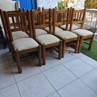 SILLAS RÚSTICAS DE MADERA CON ASIENTO TAPIZADO 5 1000436148 scaled