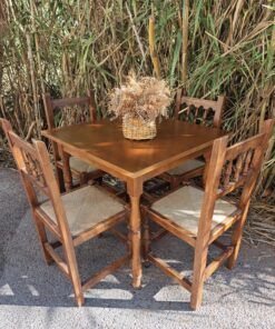 Mesa de madera cuadrada de madera natural. Medidas: 80×80 cm. Altura: 75 cm. Ideal para comedor, cocina o terraza.