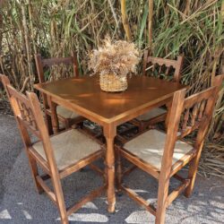 Natural wood square wooden table. Measurements: 80×80 cm. Height: 75 cm. Ideal for eater, kitchen or terrace.