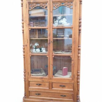 VITRINA DE MADERA TALLADA CON PUERTAS DE CRISTAL