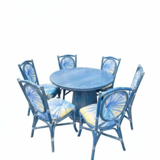 Mesa y sillas de madera y bambú