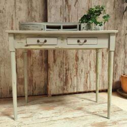 Escritorio tocador de madera envejecida, 90 × 45 × 92 cm.