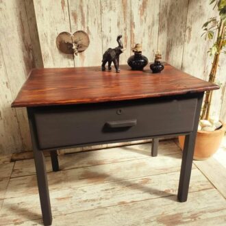 Mesa tocinera vintage de madera, 87 × 59 × 72 cm.