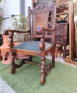 Sillón de rejilla tallado en madera con asiento acolchado. Medidas: 60 cm ancho × 56 cm fondo × 110 cm alto