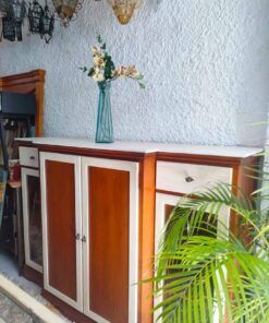 Aparador de madera alto con puertas y cajón. 200 × 60 × 135 cm.