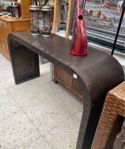 APARADOR INDUSTRIAL – Diseño Curvo con Estética Vintage