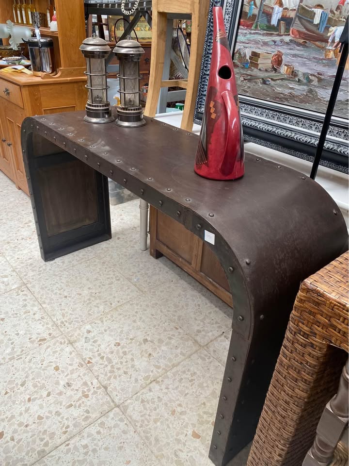 APARADOR INDUSTRIAL – Diseño Curvo con Estética Vintage 1 APARADOR INDUSTRIAL – Diseño Curvo con Estética Vintage