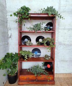 Esta estantería de bambú