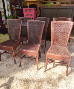 Conjunto de 6 sillas de bambú con respaldo alto y acabado artesanal en tono oscuro.