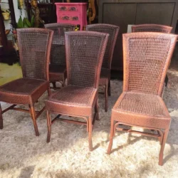 Conjunto de 6 sillas de bambú con respaldo alto y acabado artesanal en tono oscuro.