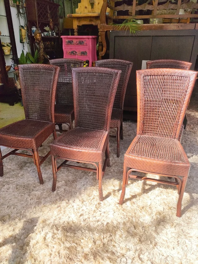 SILLAS DE BAMBÚ 1 Conjunto de 6 sillas de bambú con respaldo alto y acabado artesanal en tono oscuro.