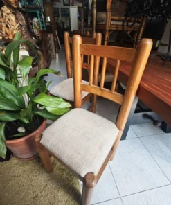 SILLAS RÚSTICAS DE MADERA CON ASIENTO TAPIZADO