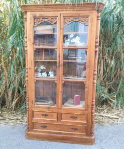 VITRINA DE MADERA TALLADA CON PUERTAS DE CRISTAL