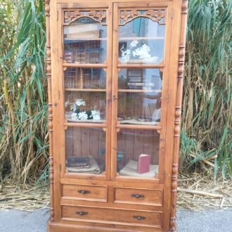 VITRINA DE MADERA TALLADA CON PUERTAS DE CRISTAL 5 VITRINA