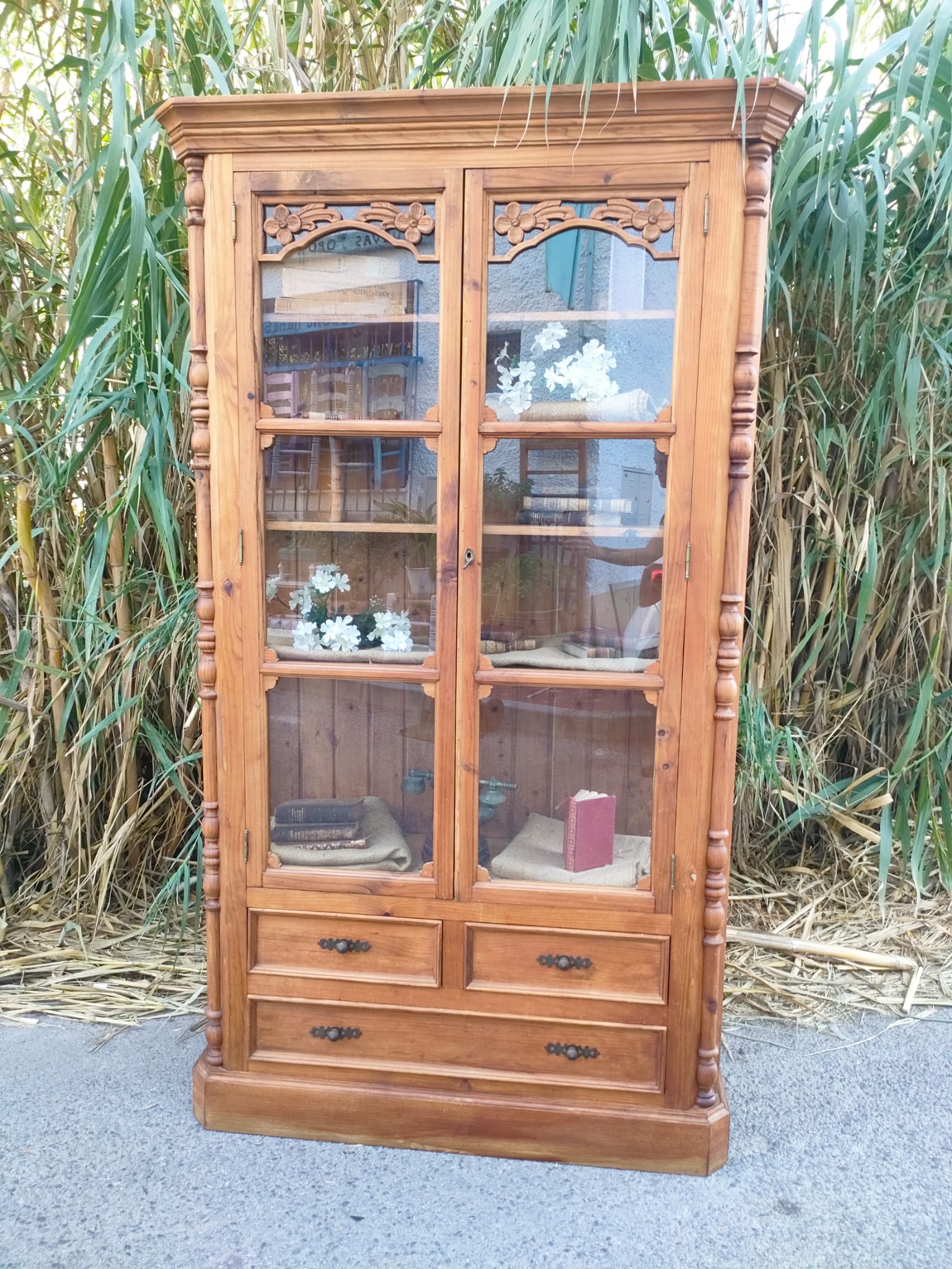 VITRINA DE MADERA TALLADA CON PUERTAS DE CRISTAL 1 VITRINA DE MADERA TALLADA CON PUERTAS DE CRISTAL