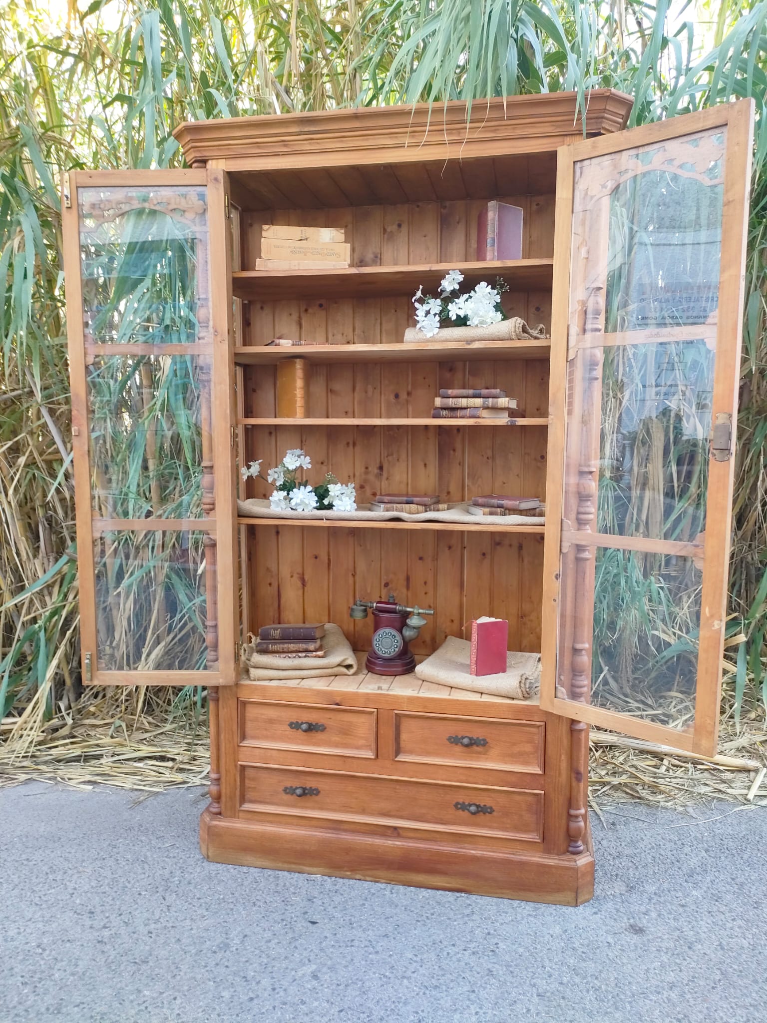 VITRINA DE MADERA TALLADA CON PUERTAS DE CRISTAL 3 VITRINA DE MADERA TALLADA CON PUERTAS DE CRISTAL - Imagen 3