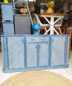 Aparador vintage azul de madera maciza con textura diagonal, 175 × 48 × 92 cm. Puertas y cajones para almacenaje.