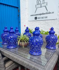 Aplique cerámico azul vintage para pared con forma de treboles