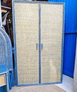 Armario compacto de madera azul y ratán natural, 86 × 46 × 146 cm. Diseño mediterráneo con dos puertas