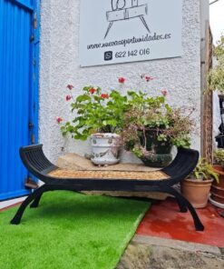 Banco descalzador de madera y ratán natural. Diseño artesanal ideal para dormitorio, recibidor o vestidor con estilo mediterráneo