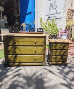 Cómoda y mesita de noche en madera verde oliva tapa natural