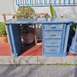 Escritorio azul de madera con 4 cajones, 127 × 52 × 77 cm. Estilo vintage