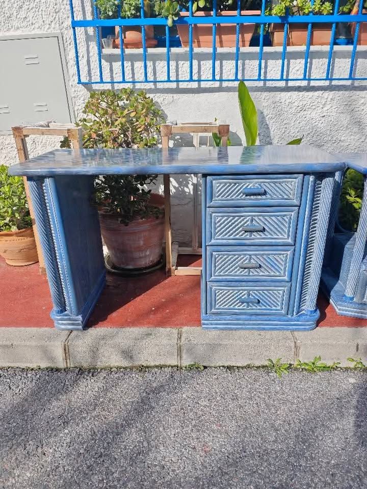 Escritorio azul de madera 1 Escritorio azul de madera con 4 cajones, 127 × 52 × 77 cm. Estilo vintage