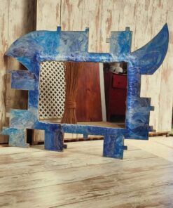 Espejo artesanal con marco pintado a mano, 130 × 100 cm.