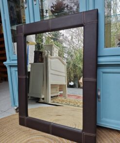 Espejo rectangular con marco de polipiel, 80 × 106 cm.