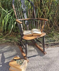 Mecedora antigua Windsor en madera maciza con acabado envejecido en dos tonos.