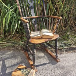 MECEDORA ANTIGUA WINDSOR 5 Mecedora antigua Windsor en madera maciza con acabado envejecido en dos tonos.