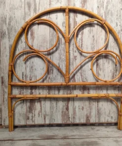 Cabecero vintage de bambú y caña para cama individual.