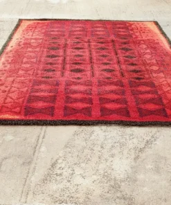 Alfombra Marlene Hoffmann hecha a mano en Colombia. Medidas: 220 × 320 cm.