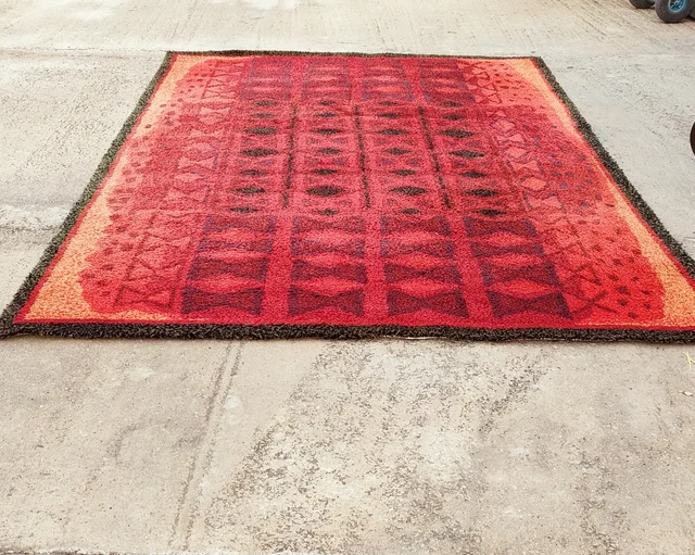 Alfombra Marlene Hoffmann roja 1 Alfombra Marlene Hoffmann hecha a mano en Colombia. Medidas: 220 × 320 cm.