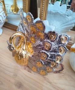 Jarrón de porcelana San Marcos con diseño de pavo real en relieve. Medidas: 36 cm ancho × 37 cm alto.