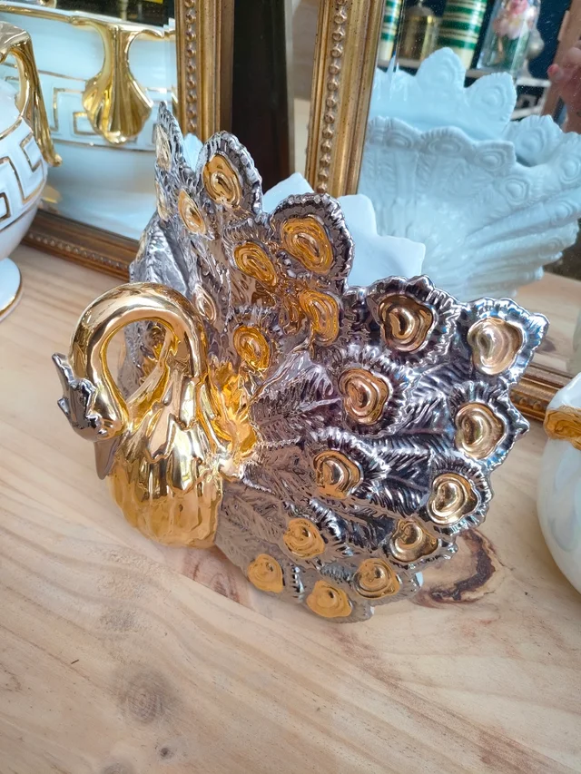 Jarrón de porcelana San Marcos 1 Jarrón de porcelana San Marcos con diseño de pavo real en relieve. Medidas: 36 cm ancho × 37 cm alto.