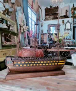 barco artesanal de madera antiguo