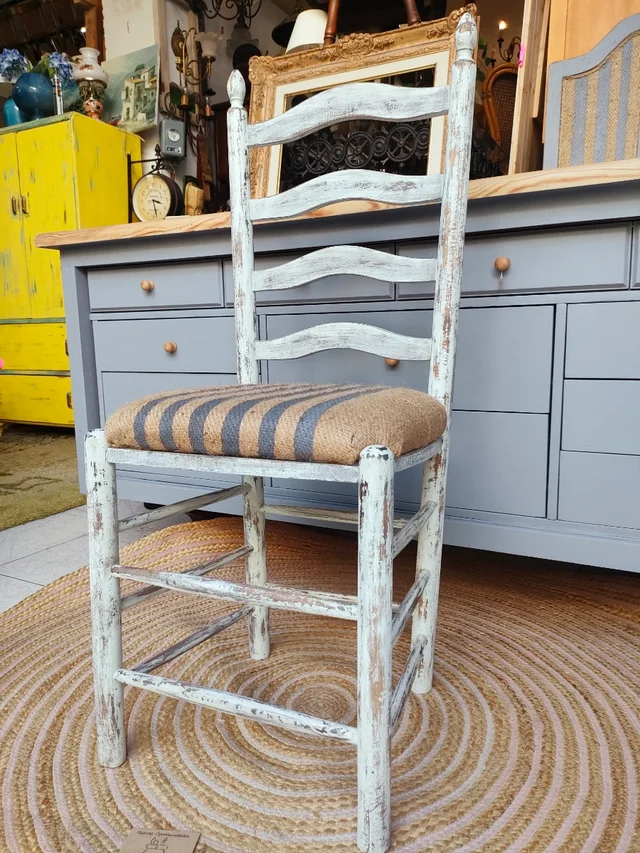 silla de madera envejecida 1 Silla de madera envejecida maciza con acabado blanco y asiento decorativo tejido.