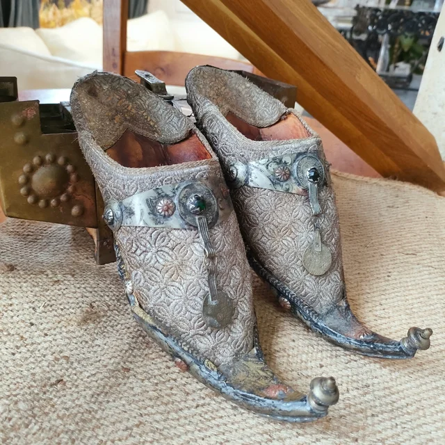 babuchas marroquíes antiguas 1 Babuchas marroquíes hechas a mano en seda, cuero y metal. Diseño tradicional con detalles ornamentales. Pieza única.
