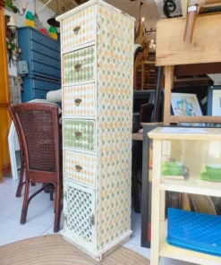 Sinfonier de madera pintado en blanco, verde y mostaza con diseño de rombos. Cinco cajones + una puerta calada.