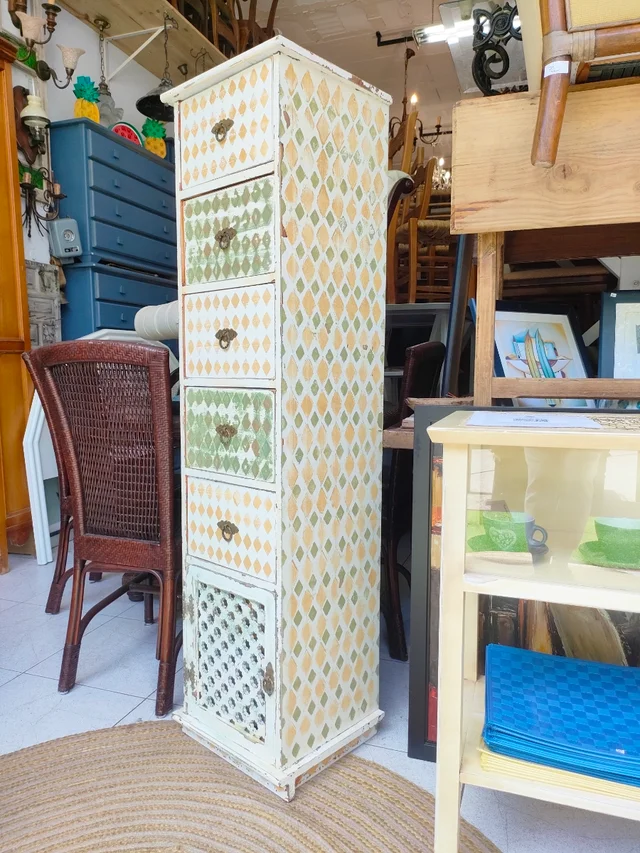 wooden symphonyn chest of drawersdrgreen and mustard with diamond design Sinfonier de madera pintado en blanco, verde y mostaza con diseño de rombos. Cinco cajones + una puerta calada.