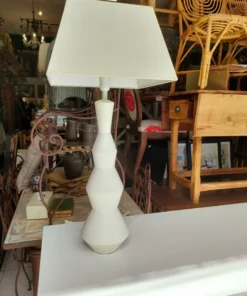 Lámpara de mesa blanca de madera